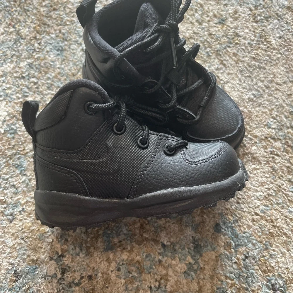Kids Black Lace-Up  Nike Athletic Shoes